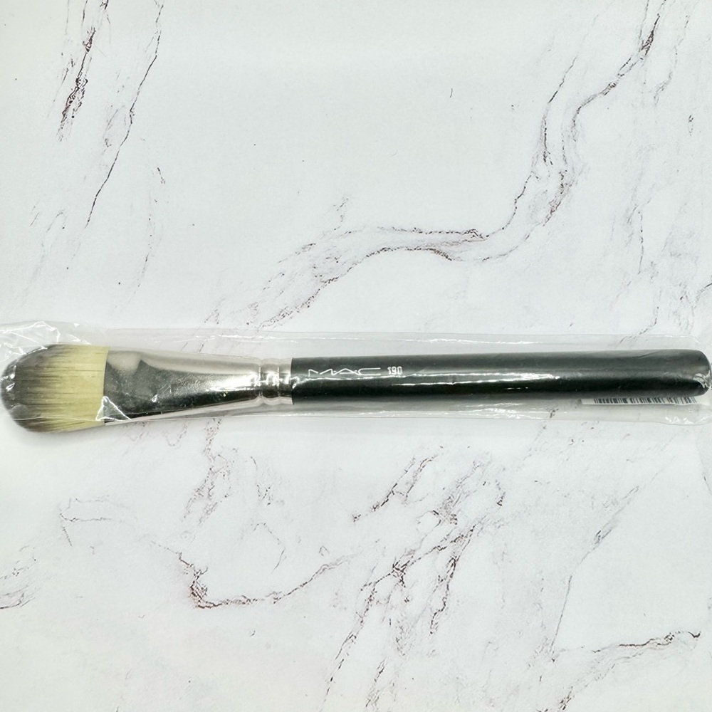 MAC COSMETICS 190 SYNTHETIC FOUNDATION BRUSH